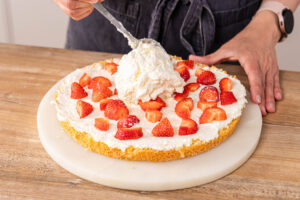 Creme auf die Erdbeeren geben