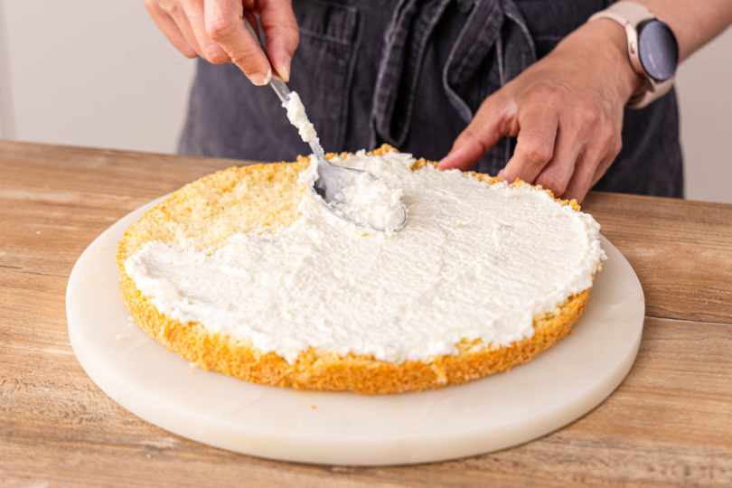 Creme auf Boden verstreichen