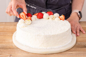 Erdbeer Raffaello Torte dekorieren
