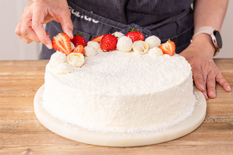 Erdbeer Raffaello Torte dekorieren
