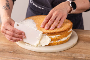 Erdbeer Raffaello Torte einstreichen