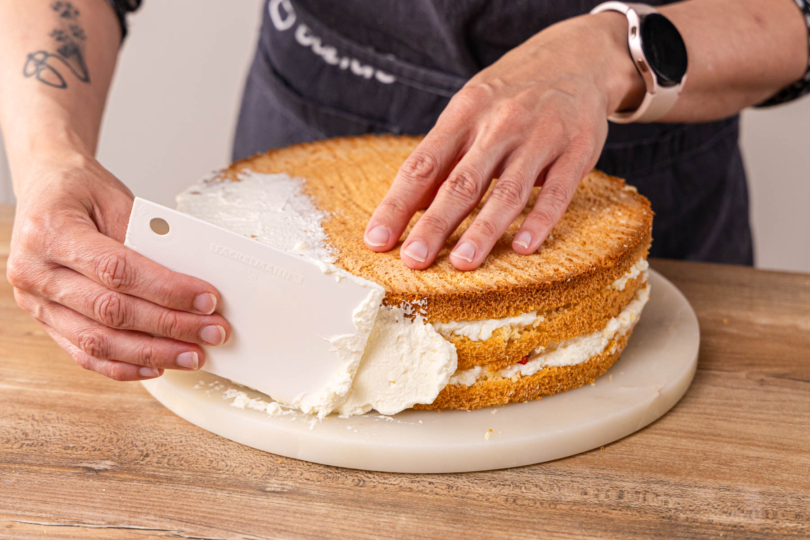 Erdbeer Raffaello Torte einstreichen