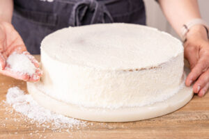 Erdbeer Raffaello Torte mit Kokosraspeln ummanteln