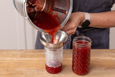 Erdbeermarmelade aus dem Thermomix® in die sauberen Gläser abfüllen