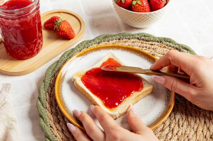 Erdbeermarmelade aus dem Thermomix®auf Toast streichen