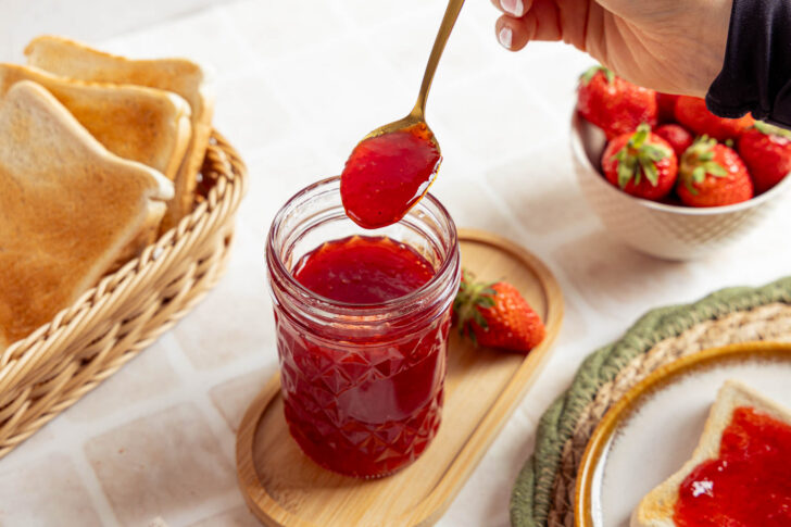 Erdbeermarmelade aus dem Thermomix® mit dem Löffel herausnehmen