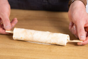 Holzspieße in das Fackelbrot stecken
