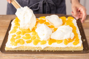 Fantakuchen mit Creme bedecken