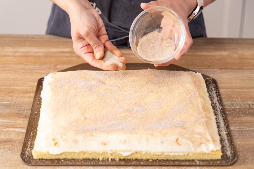 Fantakuchen mit Zimt und Zucker bestreuen