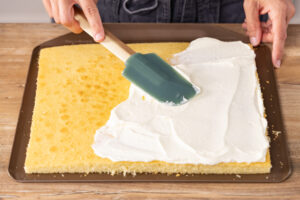 Teig mit Creme bedecken