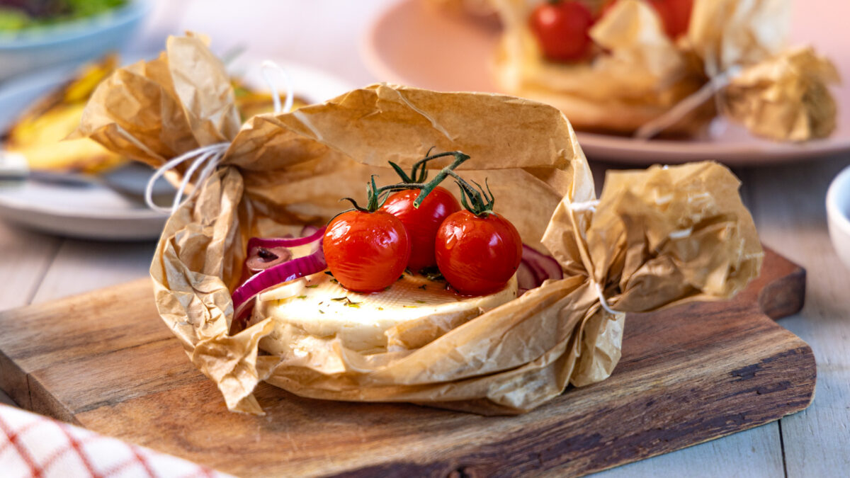 Feta-Tomate-Päckchen vom Grill: einfach & lecker