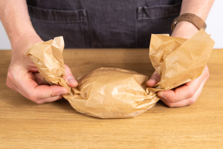 Backpapier zu einem Bonbon formen