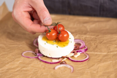 Tomaten auf den Feta legen