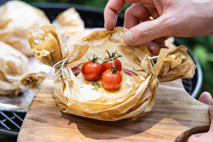 Feta Päckchen vom Grill nehmen