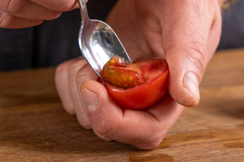 Tomatenfleisch entnehmen