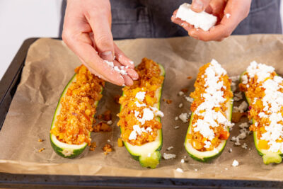 Zucchini füllen und mit Feta überbröseln
