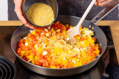 Gemüse und Bulgur anschwitzen