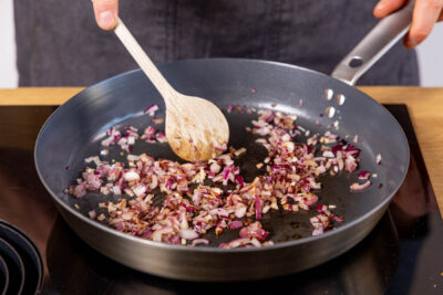 Zwiebel und Knoblauch anschwitzen