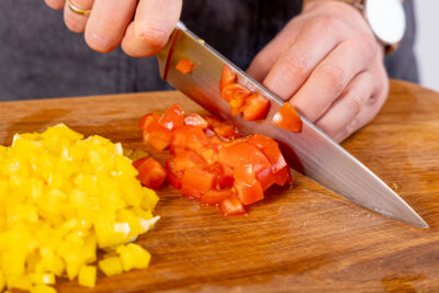 Paprika und Tomate würfeln