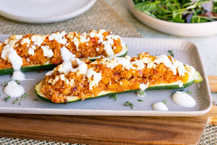 Gefüllte Zucchini mit Bulgur und Dip