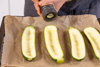 Zucchini würzen und eventuell vorbacken