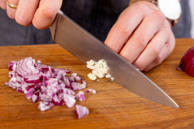 Zwiebeln und Knoblauch fein hacken