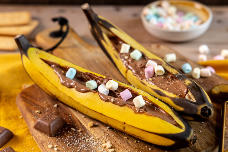Gegrillte Banane mit Schokolade und Toppings