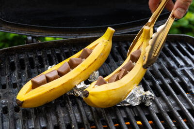 Bananen auf den Grill geben