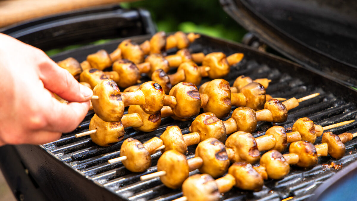 Champignon-Spieße grillen