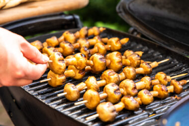 Gegrillte Champignon-Spieße