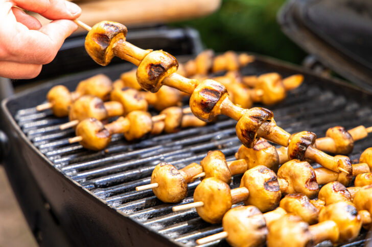 Gegrillte Champignon-Spieße