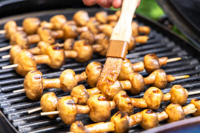 Champignon-Spieße glasieren