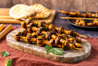 Gegrillte Champignon-Spieße servieren