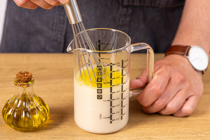 Öl, Salz, Zucker zum Wasser geben