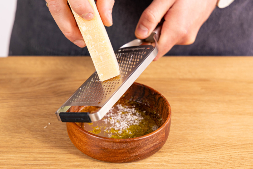 Parmesan zur Marinade reiben