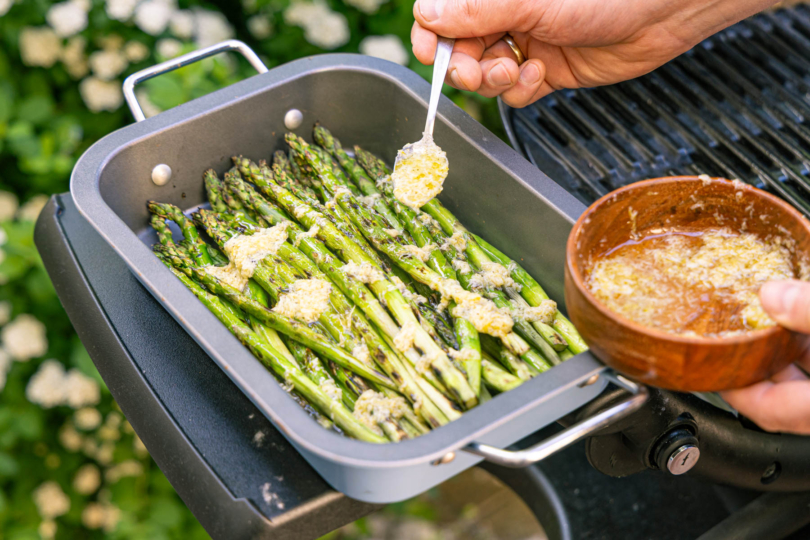 gegrillten grünen Spargel marinieren