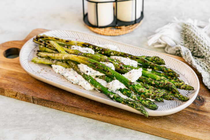 Grüner Spargel vom Grill mit Dip