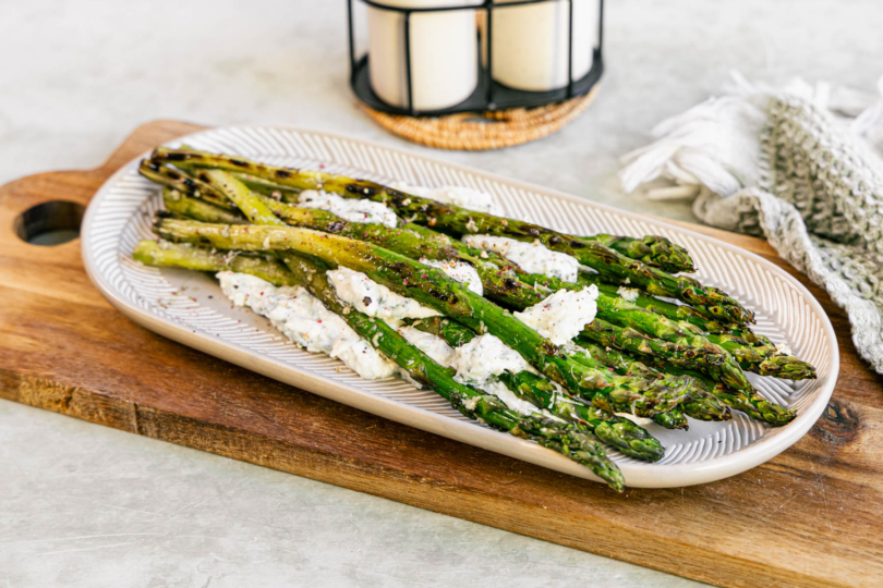 Grüner Spargel vom Grill mit Dip