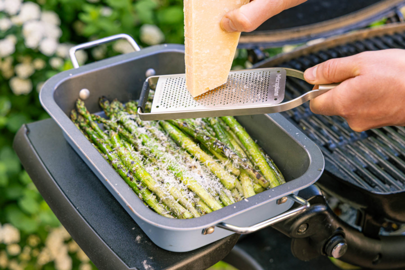 Parmesan über den fertigen Spargel reiben