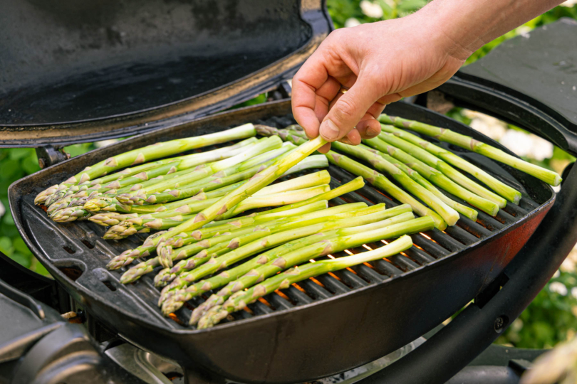 Grünen Spargel grillen