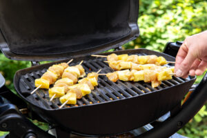 Hähnchen-Ananas-Spieße auf den Grill legen