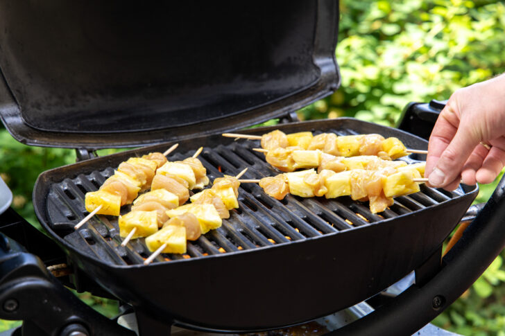 Hähnchen-Ananas-Spieße auf den Grill legen