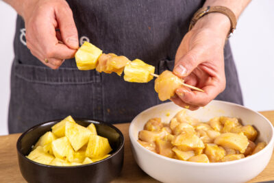 Fleisch und Ananas aufspießen