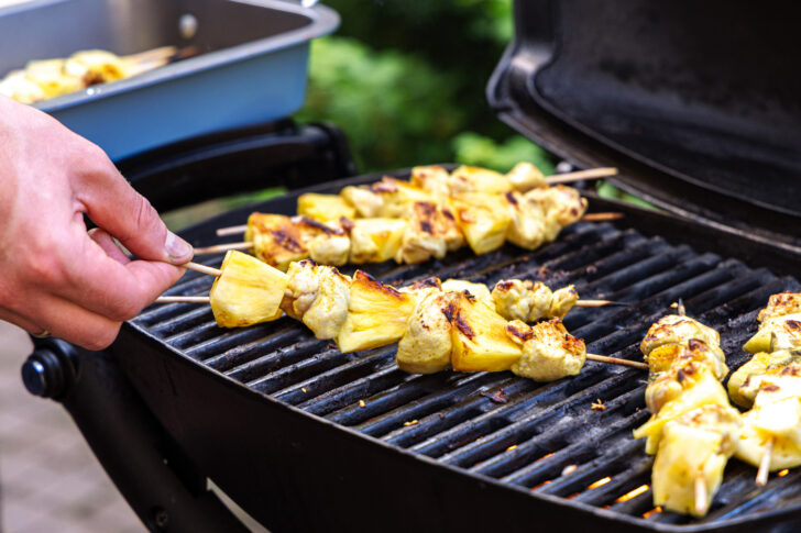 Hähnchen-Ananas-Spieße grillen