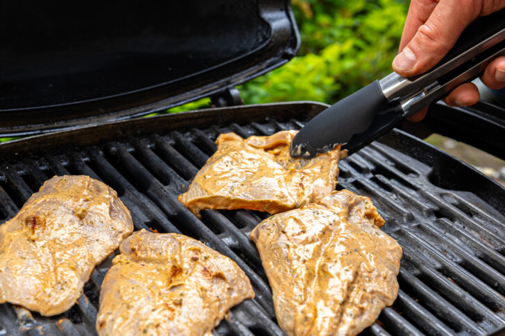 Fleisch auf den Grill legen