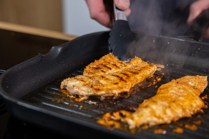 Hähnchensteaks in Pfanne zubereiten