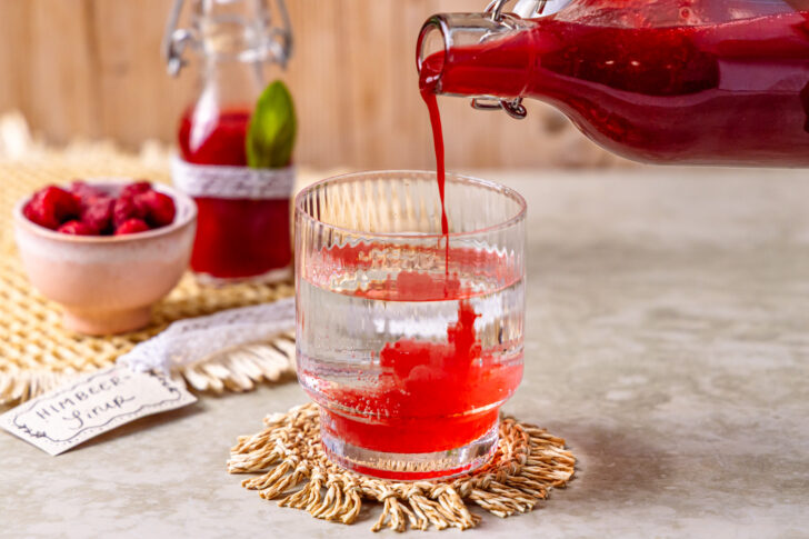 Himbeersirup als Schorle trinken
