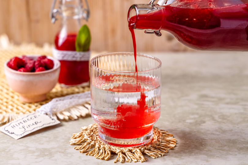 Himbeersirup als Schorle trinken