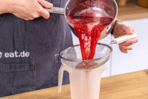 Himbeersirup sieben
