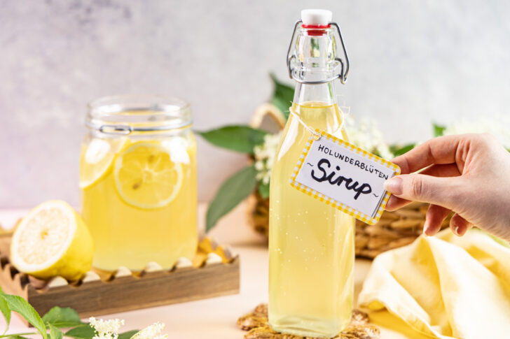 Holunderblütensirup mit Zitronensaft
